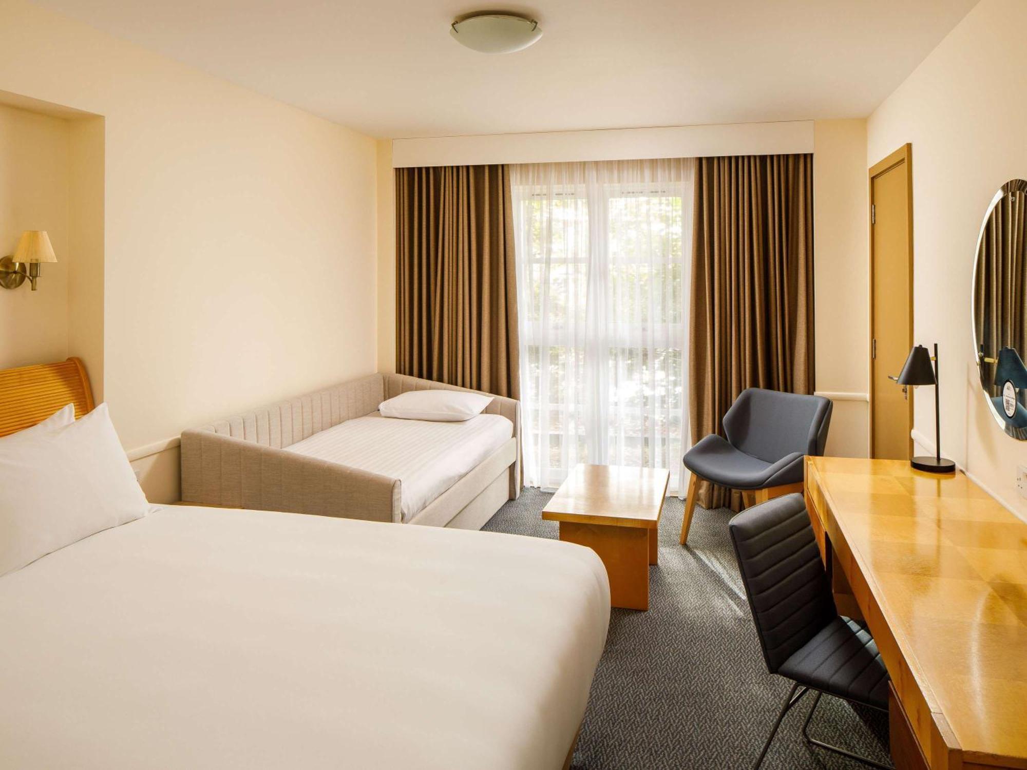 Hotel Sunday London Staines-Upon-Thames Heathrow T5 Exterior foto